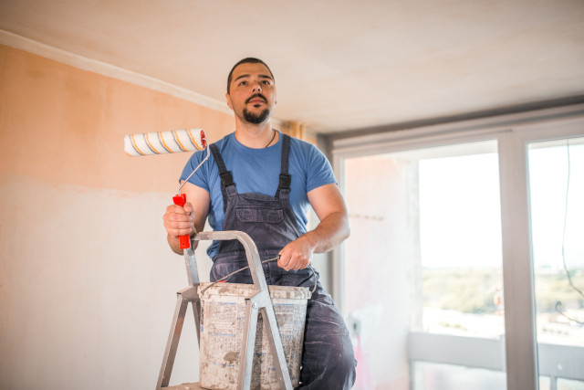 Ein Fachmann streicht die Decke einer Wohnung in Frauenfeld.